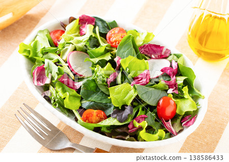 桌上擺著蔬菜沙拉和橄欖油。 138586433