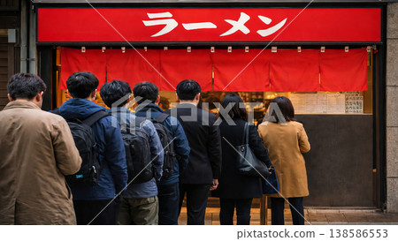人們在一家很受歡迎的拉麵店前排起了長隊。 138586553