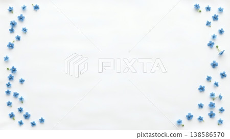 極簡風格的邊框背景，白色背景兩側點綴著藍色小花，中間留有充足的文字空間。 138586570