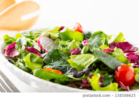 桌上的蔬菜沙拉 138586625