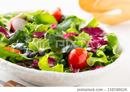 桌上的蔬菜沙拉 138586626