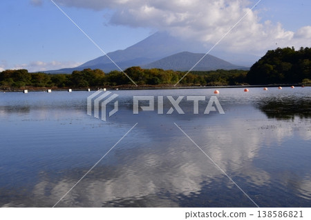 松蔭湖和富士山 138586821
