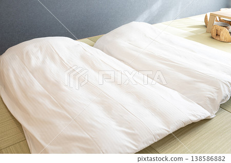 榻榻米房間裡鋪著一張白色日式床墊,陽光明媚的日式房間。 榻榻米房間裡鋪著一張白色日式床墊,陽光明媚的日式房間。 138586882