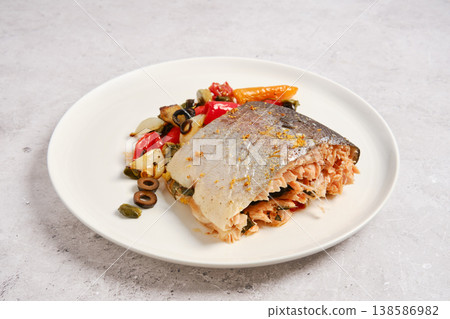 Piece of salmon roasted with vegetables 138586982