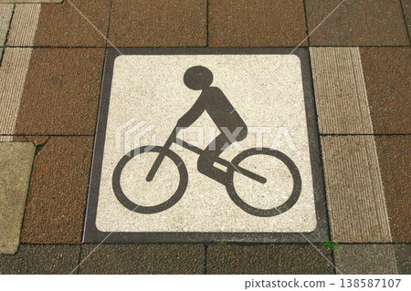 自行車道的道路標示線。這是一張宣傳道路交通法修正案（引入藍色罰單）後安全騎行的圖片。 138587107