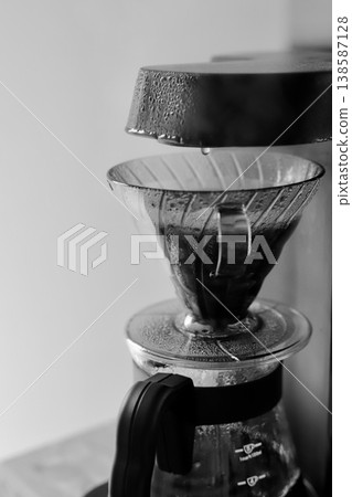 This is a picture of a coffee maker with a pre-infusion function, where the coffee is being pre-infused. This is a picture of a coffee maker with a pre-infusion function, where the coffee is being pre-infused. 138587128