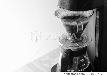 This is a picture of a coffee maker with a pre-infusion function, where the coffee is being pre-infused. This is a picture of a coffee maker with a pre-infusion function, where the coffee is being pre-infused. 138587129