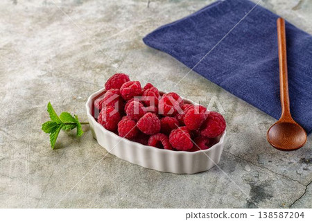 Organic ripe sweet juicy paspberry 138587204