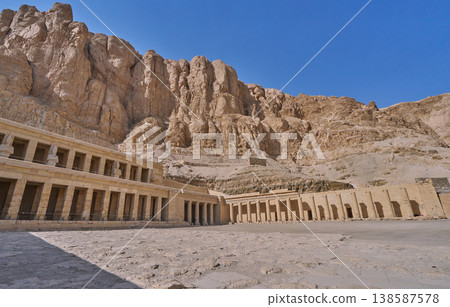哈特謝普蘇特女王陵廟及其背後的懸崖－盧克索西岸的古埃及遺址 138587578