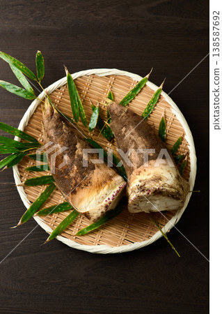 Bamboo shoots with mud still attached, placed in a colander 138587692
