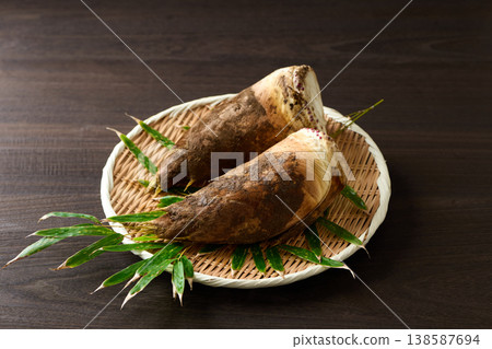 Bamboo shoots with mud still attached, placed in a colander 138587694
