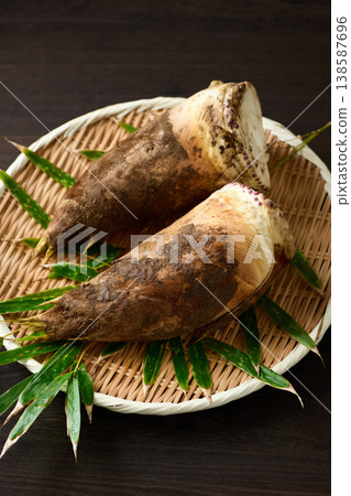 Bamboo shoots with mud still attached, placed in a colander 138587696