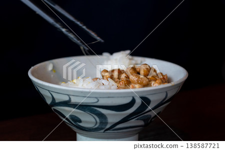 筷子夾起道地日式納豆拌飯的拉絲特寫 筷子夾起道地日式納豆拌飯的拉絲特寫 138587721