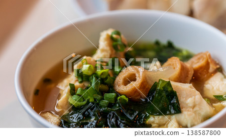 日式沖繩風味豆腐海帶芽湯特寫 日式沖繩風味豆腐海帶芽湯特寫 138587800