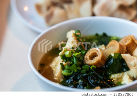 日式沖繩風味豆腐海帶芽湯特寫 日式沖繩風味豆腐海帶芽湯特寫 138587805