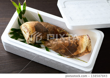 裝在泡沫塑膠盒裡的竹筍，竹筍上還沾著泥土。 138587843
