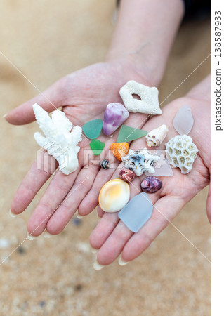 手掌拿著貝殼和海玻璃 138587933