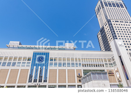 北海道札幌:札幌的門戶-陽光明媚的日子裡的JR札幌車站南口和JR塔。 北海道札幌:札幌的門戶-陽光明媚的日子裡的JR札幌車站南口和JR塔。 138588046