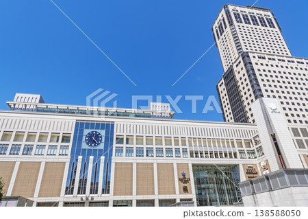 北海道札幌：札幌的門戶－陽光明媚的日子裡的JR札幌車站南口和JR塔。 138588050