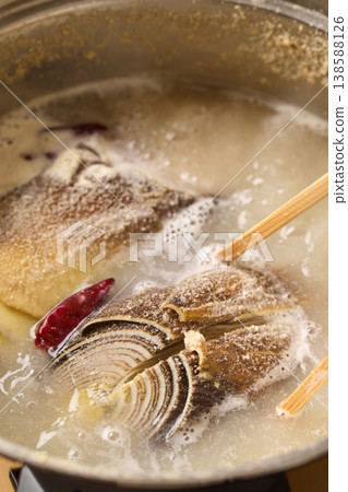 將竹筍用米糠秕焯一下。 138588126