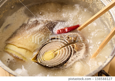 Parboil the bamboo shoots in rice bran. 138588127