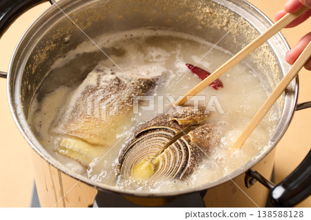 Parboil the bamboo shoots in rice bran. 138588128