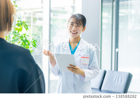 醫生在醫院檢查病人 醫生在醫院檢查病人 138588282