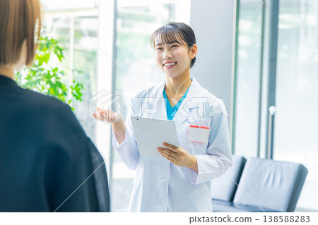 醫生在醫院檢查病人 醫生在醫院檢查病人 138588283