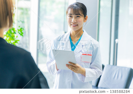 醫生在醫院檢查病人 醫生在醫院檢查病人 138588284