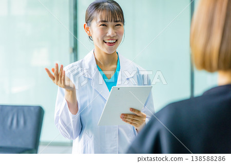 醫生在醫院檢查病人 138588286