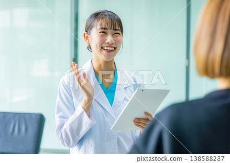 Doctor examining a patient at the hospital Doctor examining a patient at the hospital 138588287