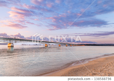 沖繩：清晨從古利海灘眺望古利大橋。 138588736