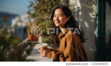 年輕女子，外帶咖啡，戶外，散步，微笑，自然光 138589055