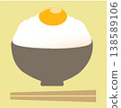 圖中展示了一碗米和一個生雞蛋。 138589106