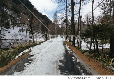 Trail pathway in Kamikochi national park Trail pathway in Kamikochi national park 138589145