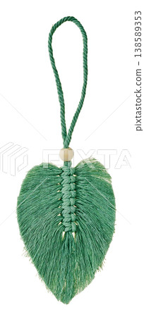 白色背景上的綠色流蘇羽毛圖案，飾以鏤空木珠。 138589353
