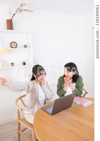 看到考試成績，母女倆欣喜不已。 138589461