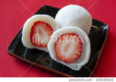 草莓大福，裡面裝著一整顆草莓 138589838