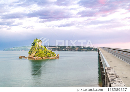 沖繩：從古里橋南端的觀景台上可以看到青蛙島和古里橋的景色。 138589857