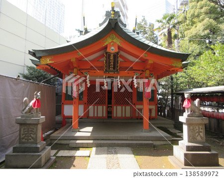 東京澀谷區！豐坂稻荷神社正殿與狐狸雕像。 138589972