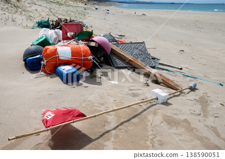 沙丘、海岸線、沖上岸的垃圾、環境問題、風景。 138590051