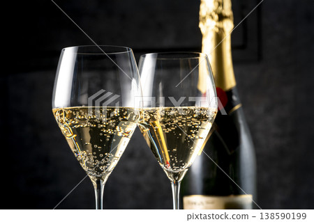Champagne with beautiful bubbles 138590199