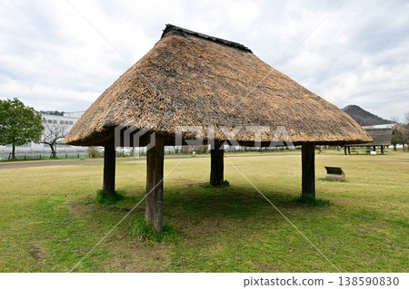 An overhead pillar building 138590830