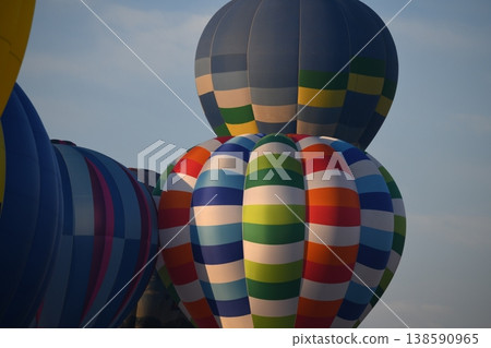天空中的熱氣球 天空中的熱氣球 138590965