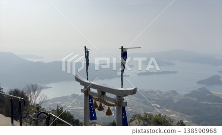 從天草市倉岳神社眺望大海與島嶼 138590968