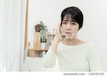 年輕女子頭痛;頭痛;偏頭痛。 年輕女子頭痛;頭痛;偏頭痛。 138591505