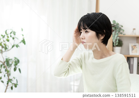 年輕女子頭痛；頭痛；偏頭痛。 138591511