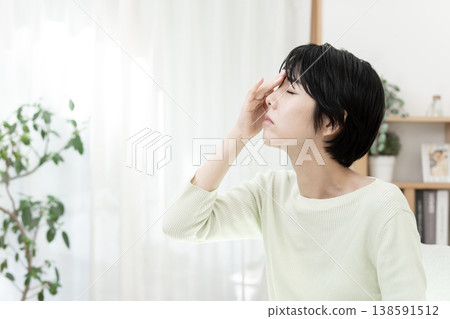 年輕女子頭痛;頭痛;偏頭痛。 年輕女子頭痛;頭痛;偏頭痛。 138591512