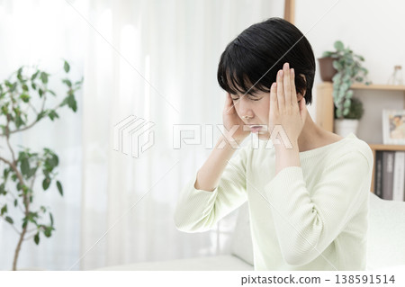 年輕女子頭痛;頭痛;偏頭痛。 年輕女子頭痛;頭痛;偏頭痛。 138591514