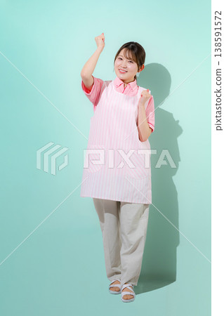 一張綠色背景的圖片,圖片中一位女性正在從事護理員或育兒員的工作,展現了家庭護理工作的回報豐厚。 一張綠色背景的圖片,圖片中一位女性正在從事護理員或育兒員的工作,展現了家庭護理工作的回報豐厚。 138591572